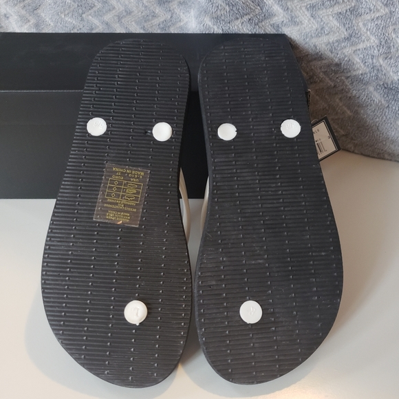 New! KENDALL & KYLIE flip flops. Size 6 - Picture 4 of 4